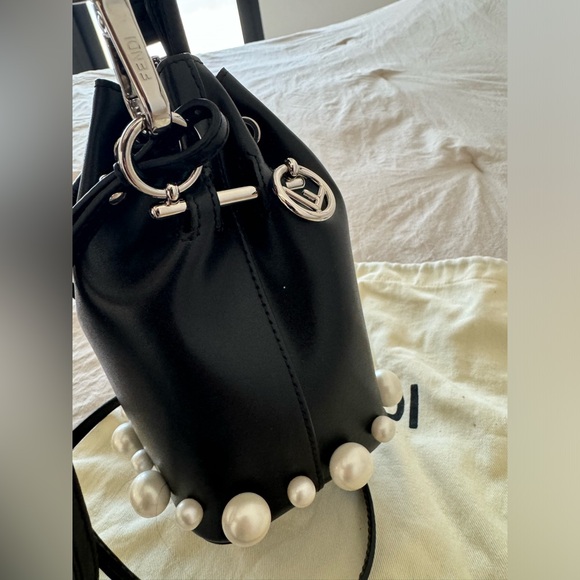 Fendi Mini Mon Tresor Pearl black bucket bag - Picture 6 of 15